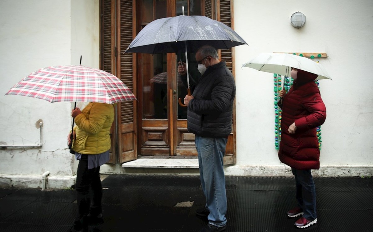 Uruguay registra 13 mil 48 personas contagiadas acumuladas y 119 fallecidas. (EFE)