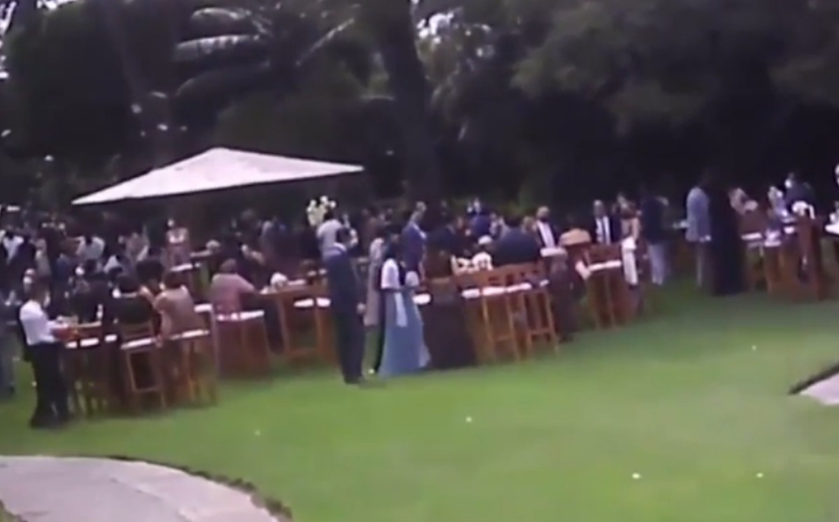 En videos se observa que la fiesta reunió a un gran número de personas.