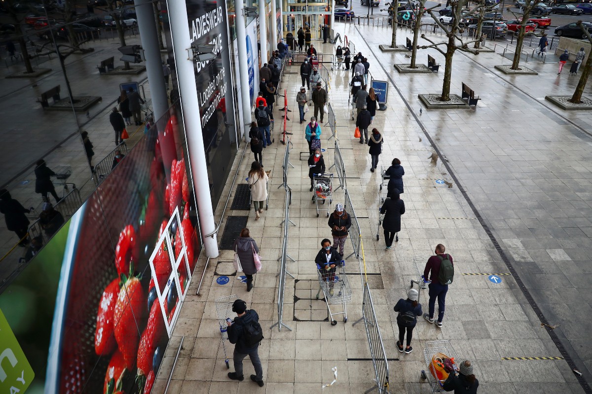 Varias cadenas de supermercados de Reino Unido afirmaron que las compras aumentaron desde ayer. | Reuters