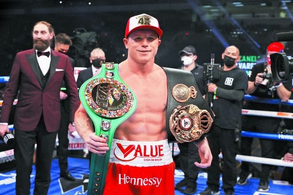 "Canelo", con sus cinturones ganados el sábado. Reuters