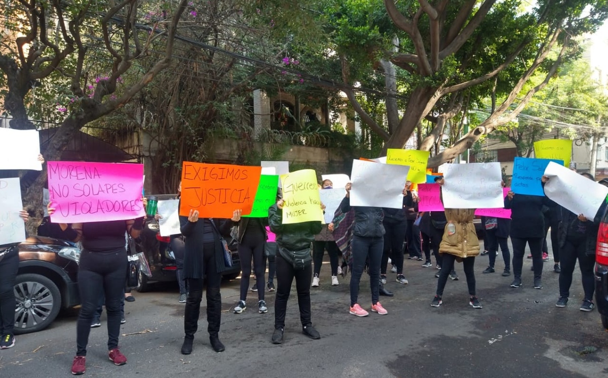 Con carteles, las manifestantes rechazaron la posible candidatura del legislador a la gubernatura. (César Velázquez)