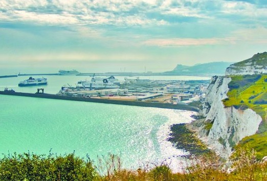 Hasta 90 por ciento del tráfico de autotransporte cruza por el estrecho de Dover. Shutterstock