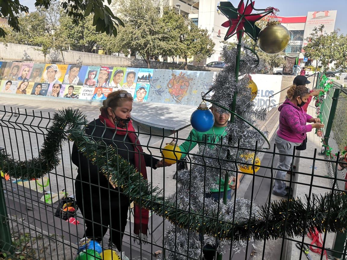 Colocan pino navideño en honor a personas desaparecidas en Monterrey. Foto: Zyntia Vanegas.