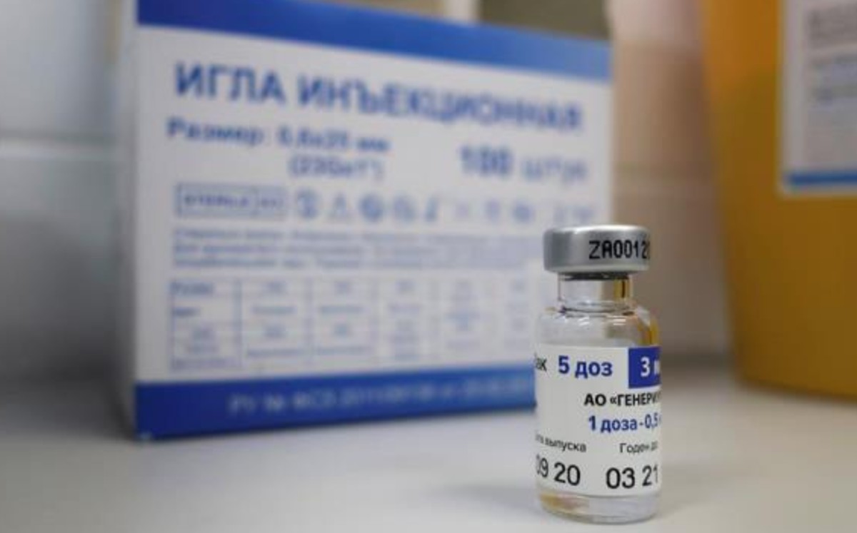 Creadores de la vacuna Sputnik V y AstraZeneca firman acuerdo de cooperación. (EFE)