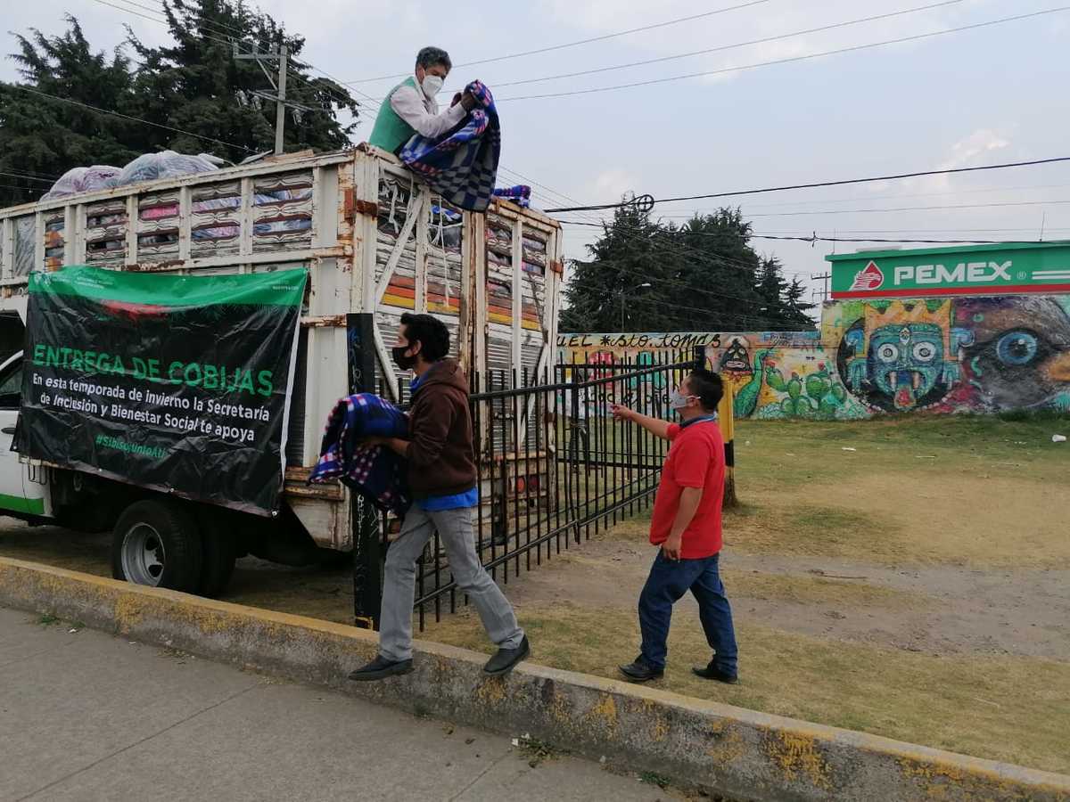 Entrega de cobijas a población vulnerable | Twitter/@CDMX_SIBISO