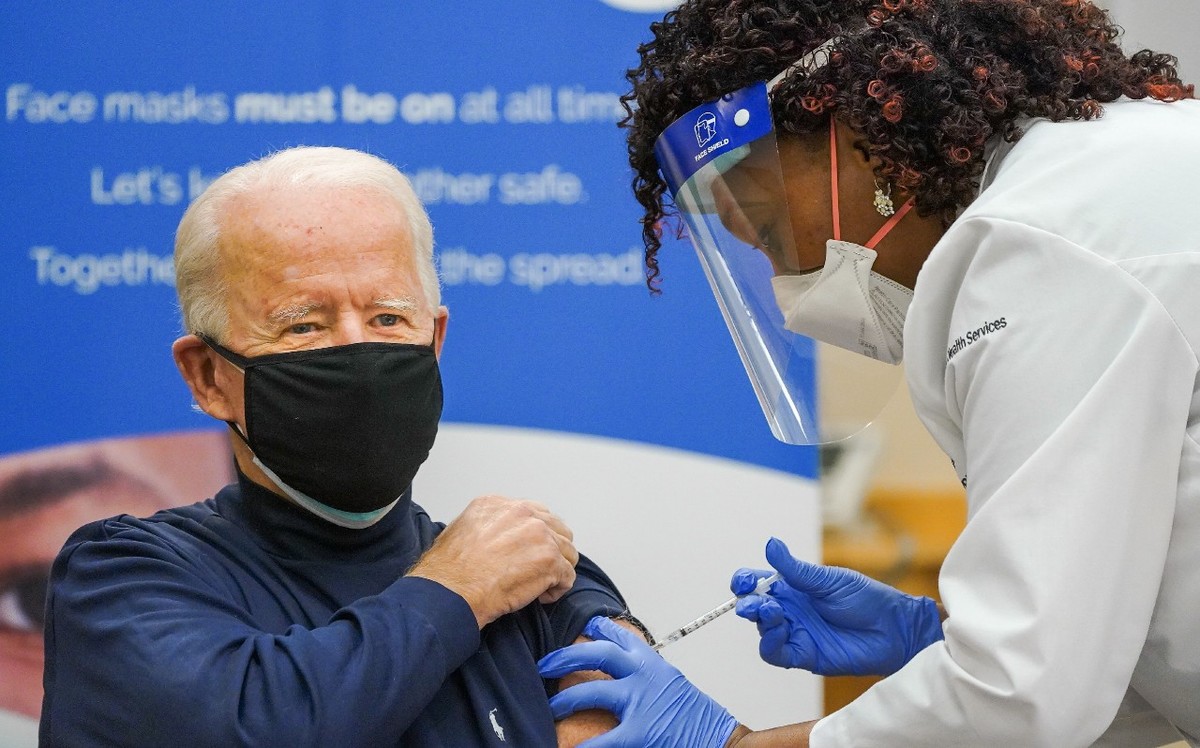 Hoy por la tarde Joe Biden se vacunó contra el coronavirus. (Twitter)