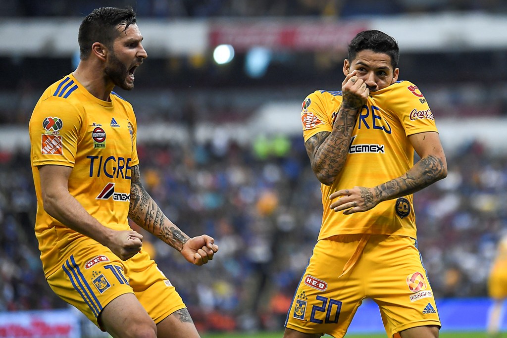Javier Aquino y André Pierre Gignac (Imago7)