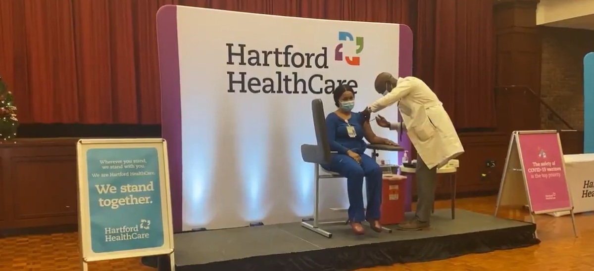 Mandy Delgado fue la profesional de la salud inoculada contra el coronavirus con la vacuna de Moderna. | Twitter: @MichaelFullertv