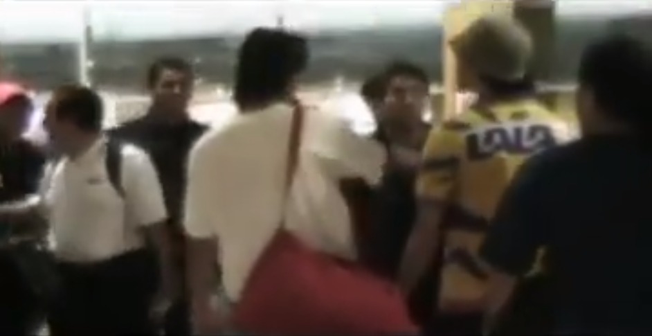 Pelea entre aficionados de Tigres y jugadores del Pachuca (Especial)