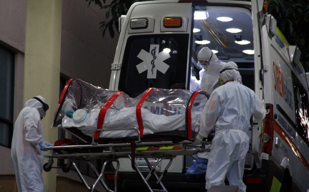 Personal del hospital Siglo XXI ingresan a un paciente covid-19 al centro médico. (Cuartoscuro)