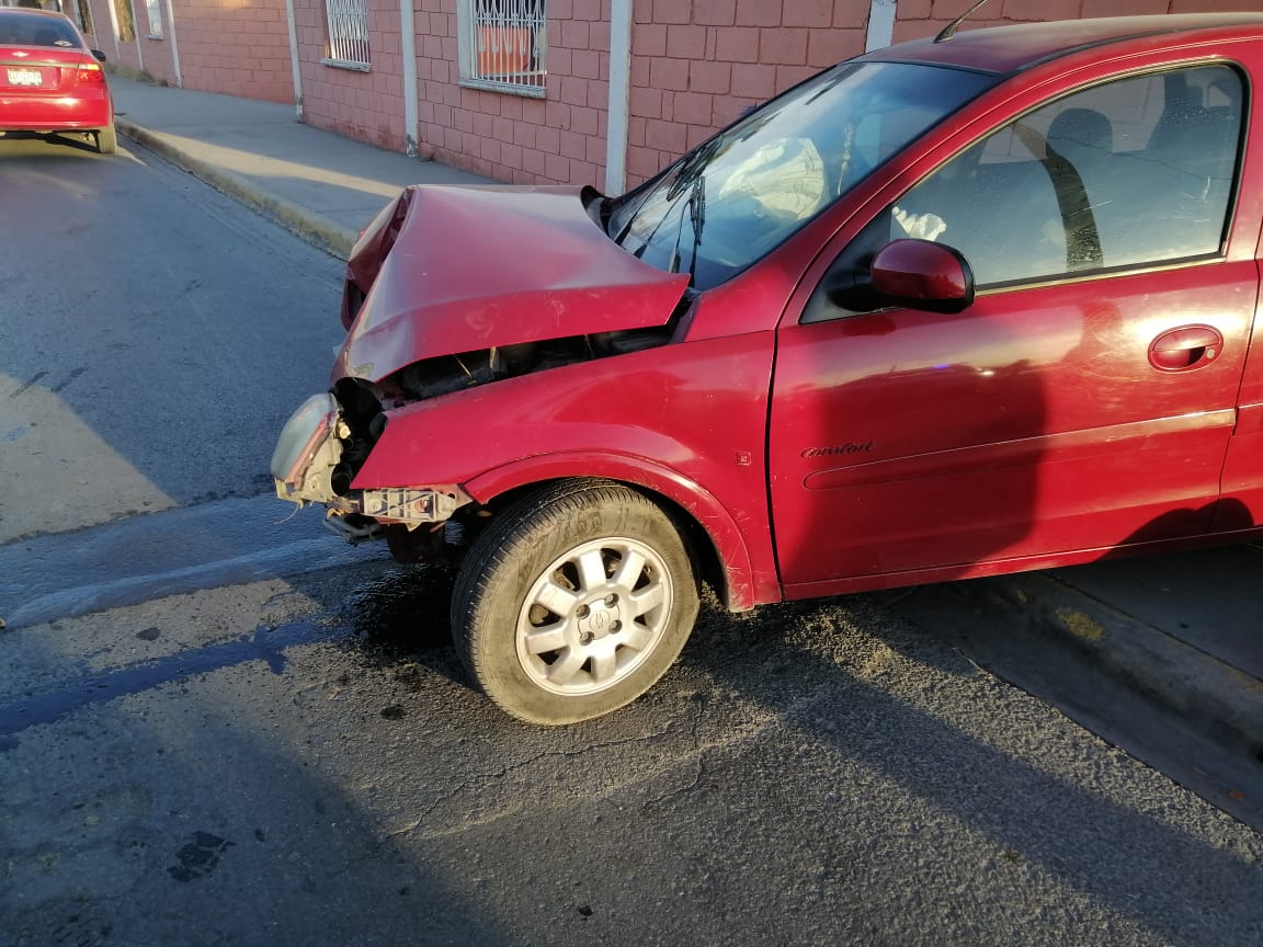 Después siguió avanzando para finalmente quedar sobre la banqueta. (Especial)