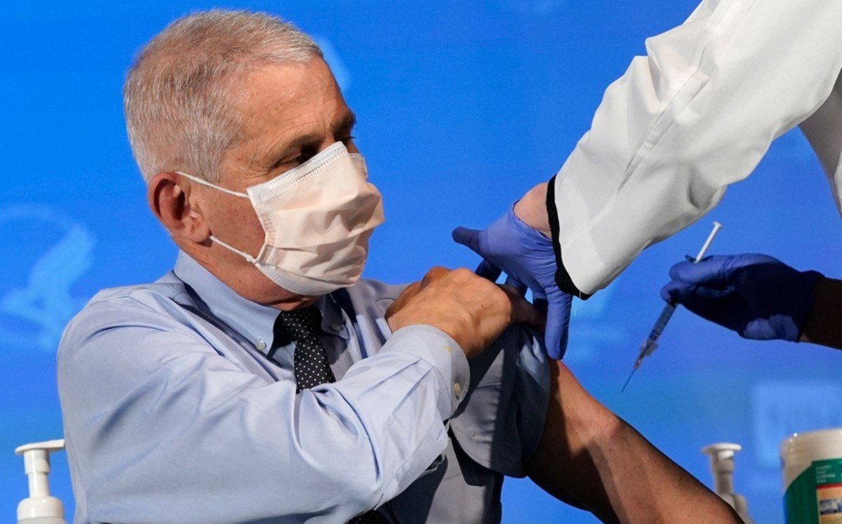 Anthony Fauci recibe vacuna contra el coronavirus de Moderna en EU
