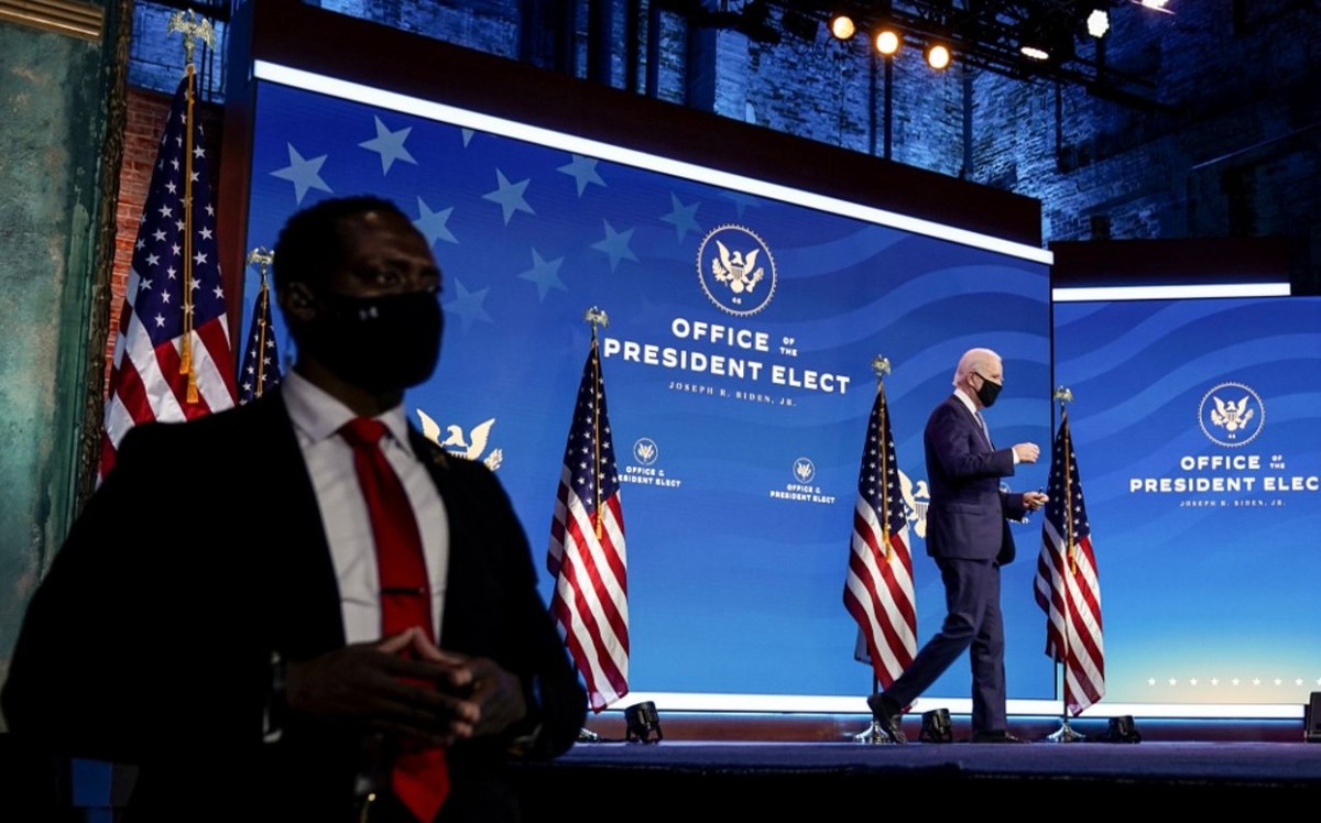 Biden se mostró cauto sobre la nueva cepa de coronavirus, originada en Reino Unido. (AFP)