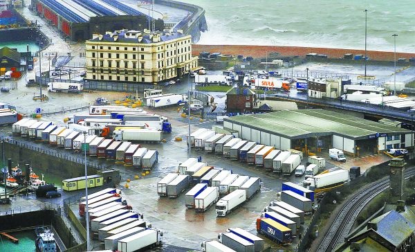 Tras bloquear el tráfico por el Canal de la Mancha, los camiones quedaron varados en el puerto de Dover. K. Wigglesworth/AP