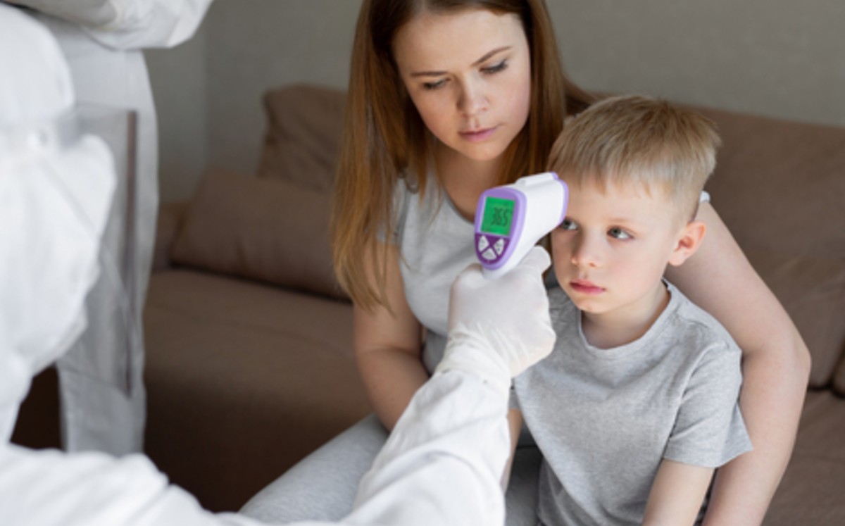 Científicos británicos investigan si la nueva cepa contagia más a los niños. (shutterstock)