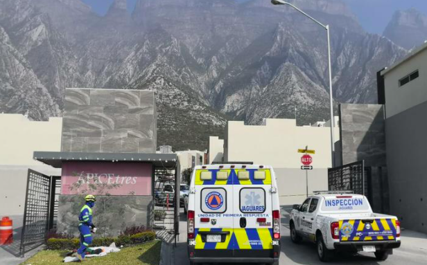 Hombre muere tras caer de 2 metros de altura en Santa Catarina. Foto: Israel Santacruz.