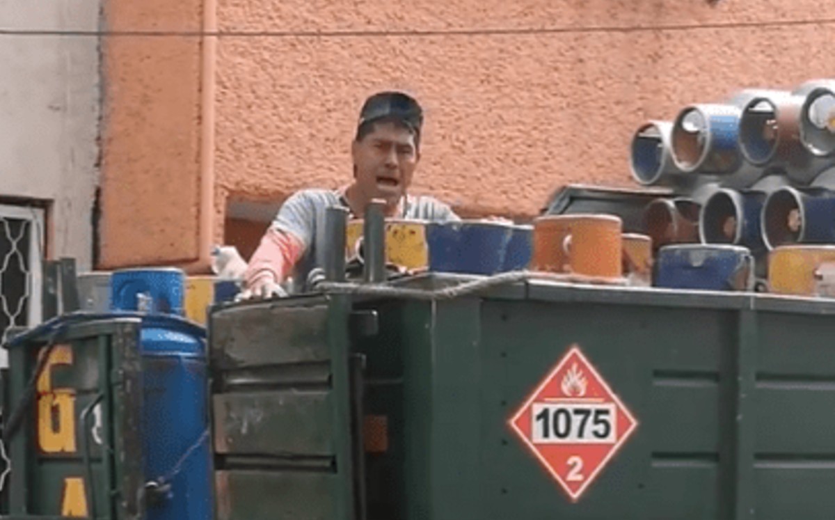 Hombre se vuelve viral por vender gas con villancicos navideños. (Captura)
