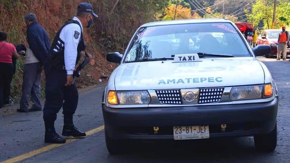 Instalaron cercos sobre la carretera Tejupilco - Amatepec. (Especial)