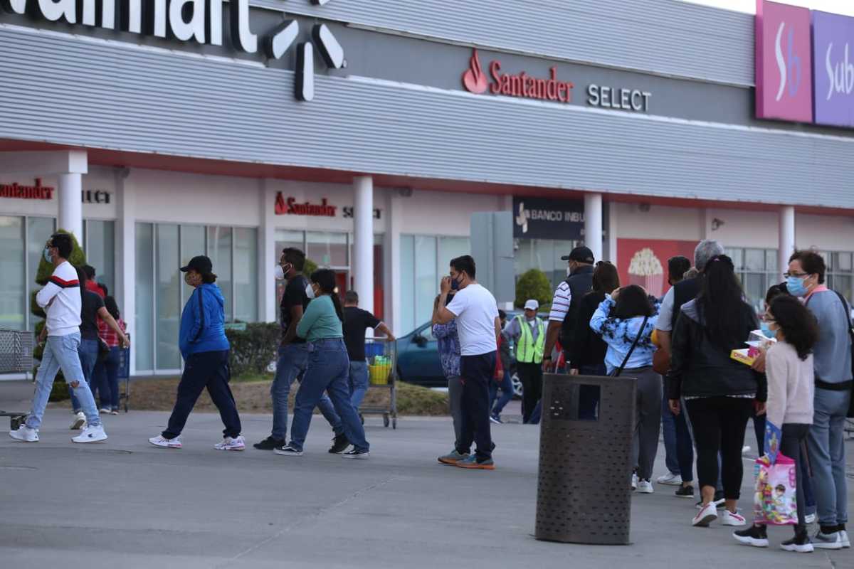 Largas filas para entrar a plazas comerciales de Pachuca. (Jorge Sánchez)