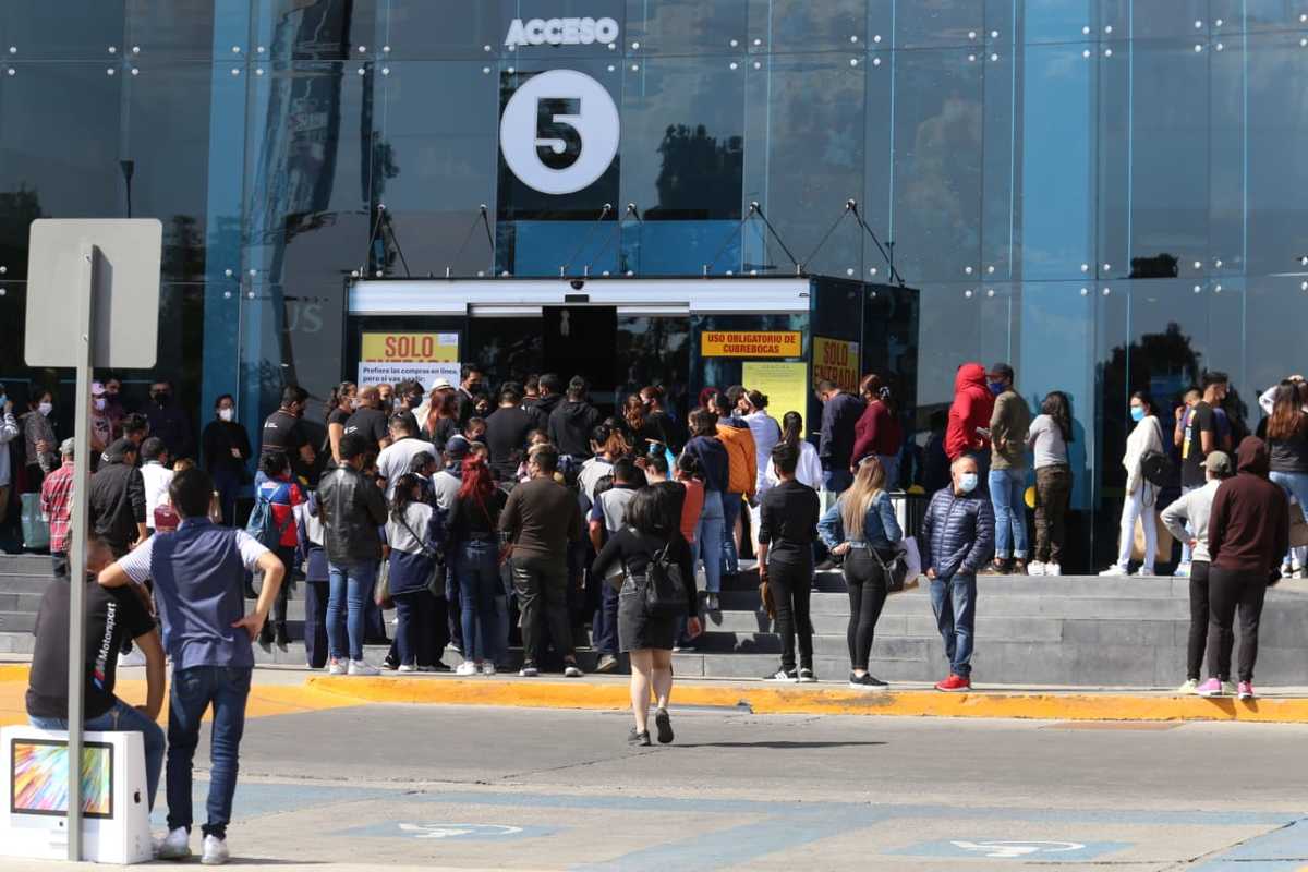 Personas son evacuadas de Plaza Galerías por una fuga de gas. (Jorge Sánchez)