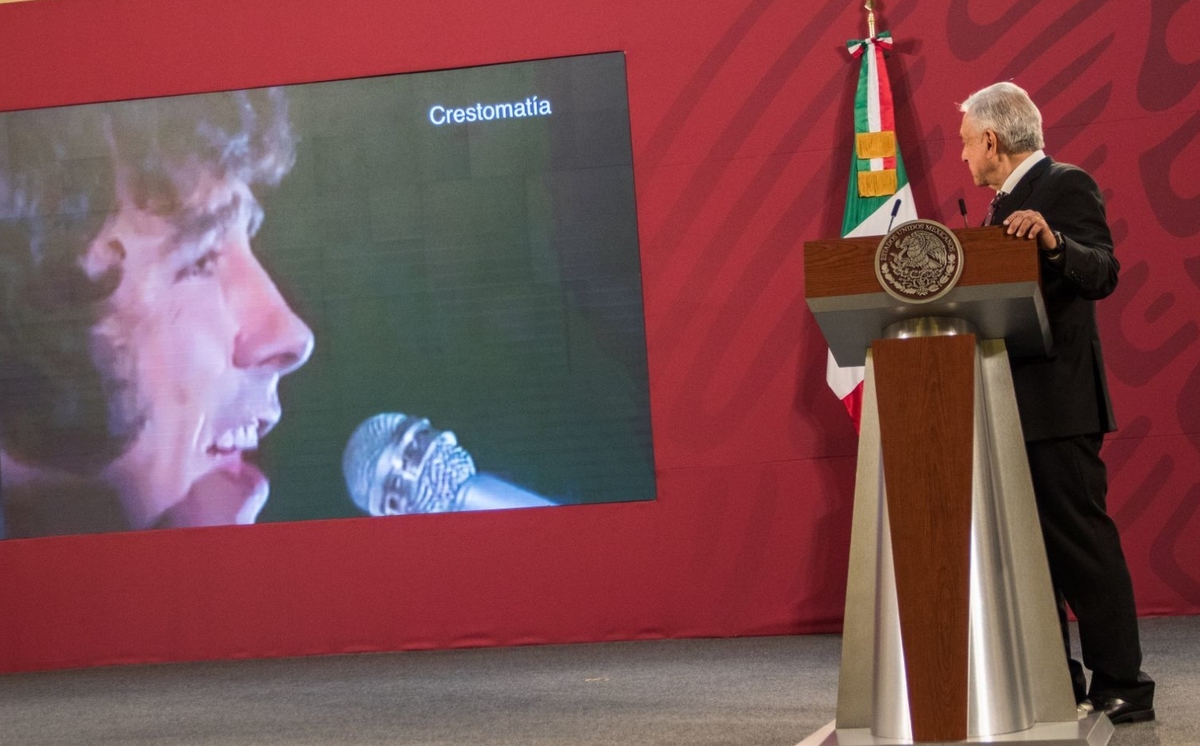 El Presidente mostró un video de Serrat interpretando el poema 'Para la Libertad', que musicalizó en 1972. (Cuartoscuro)
