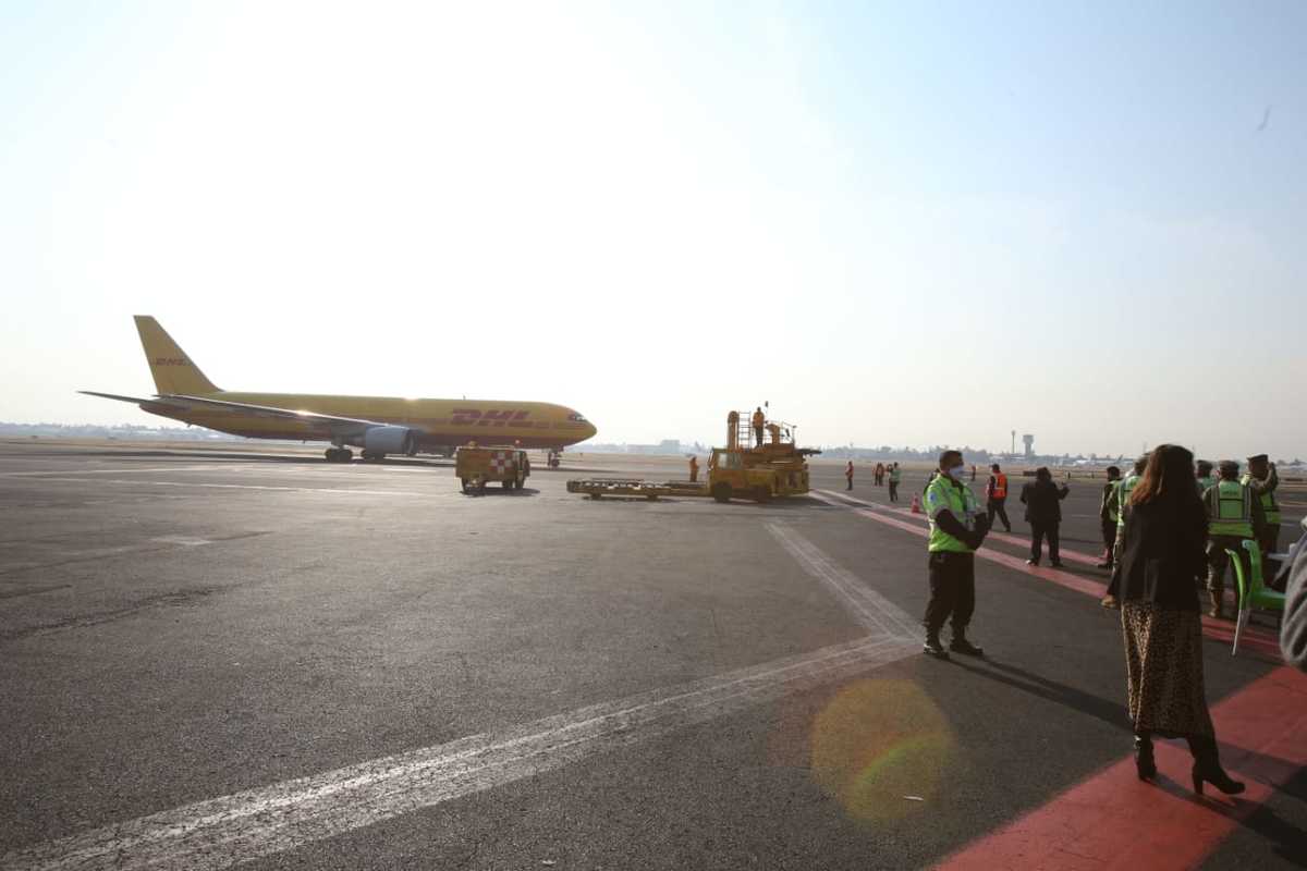 Arribó el vuelo de DHL con el primer lote de vacunas contra el coronavirus. | Juan Carlos Bautista