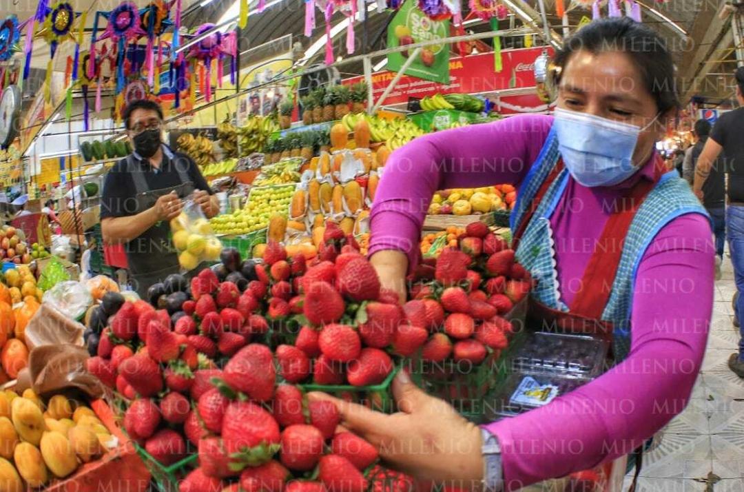 Capitalinos acudieron a los mercados municipales con todas las medidas sanitarias. (Andrés Lobato)