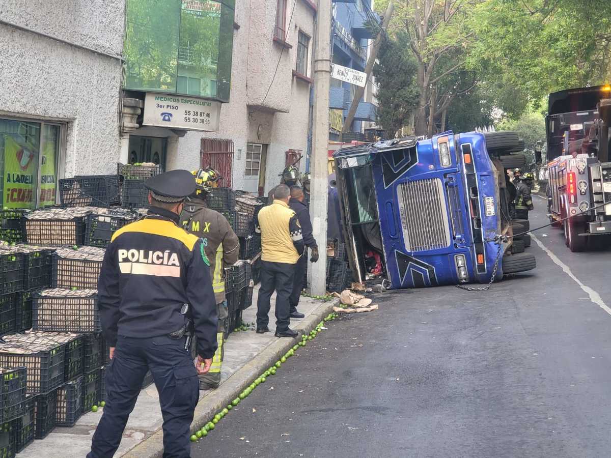 En CdMx. Vuelca tráiler en lateral de Viaducto M Alemán