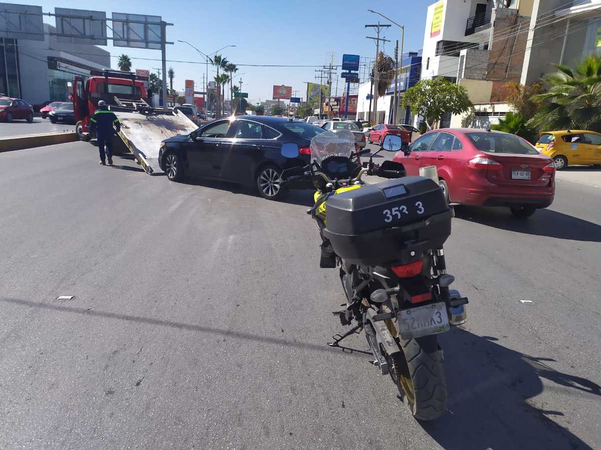 El conductor golpeó contra dos carros que estaban esperando el verde. (Especial)