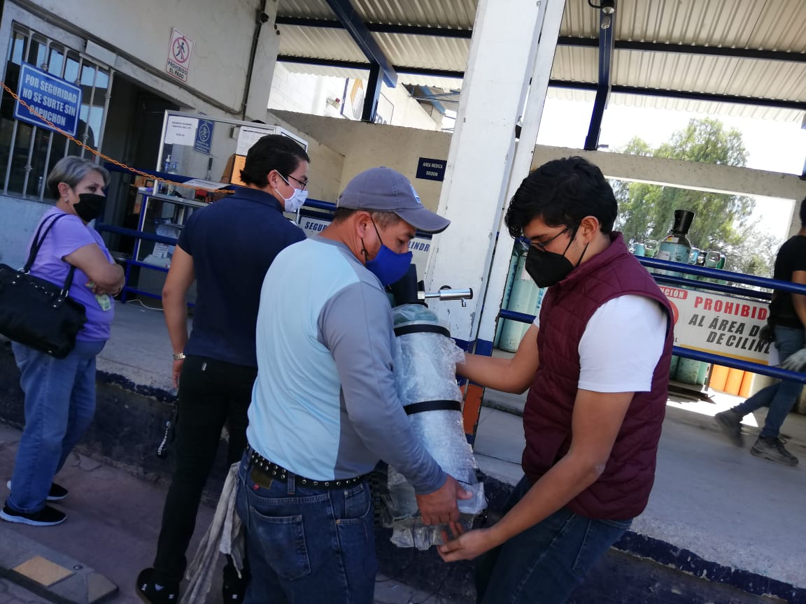 Distribuyen tanques de oxígeno médico por redes sociales en León. Foto: Dany Béjar.