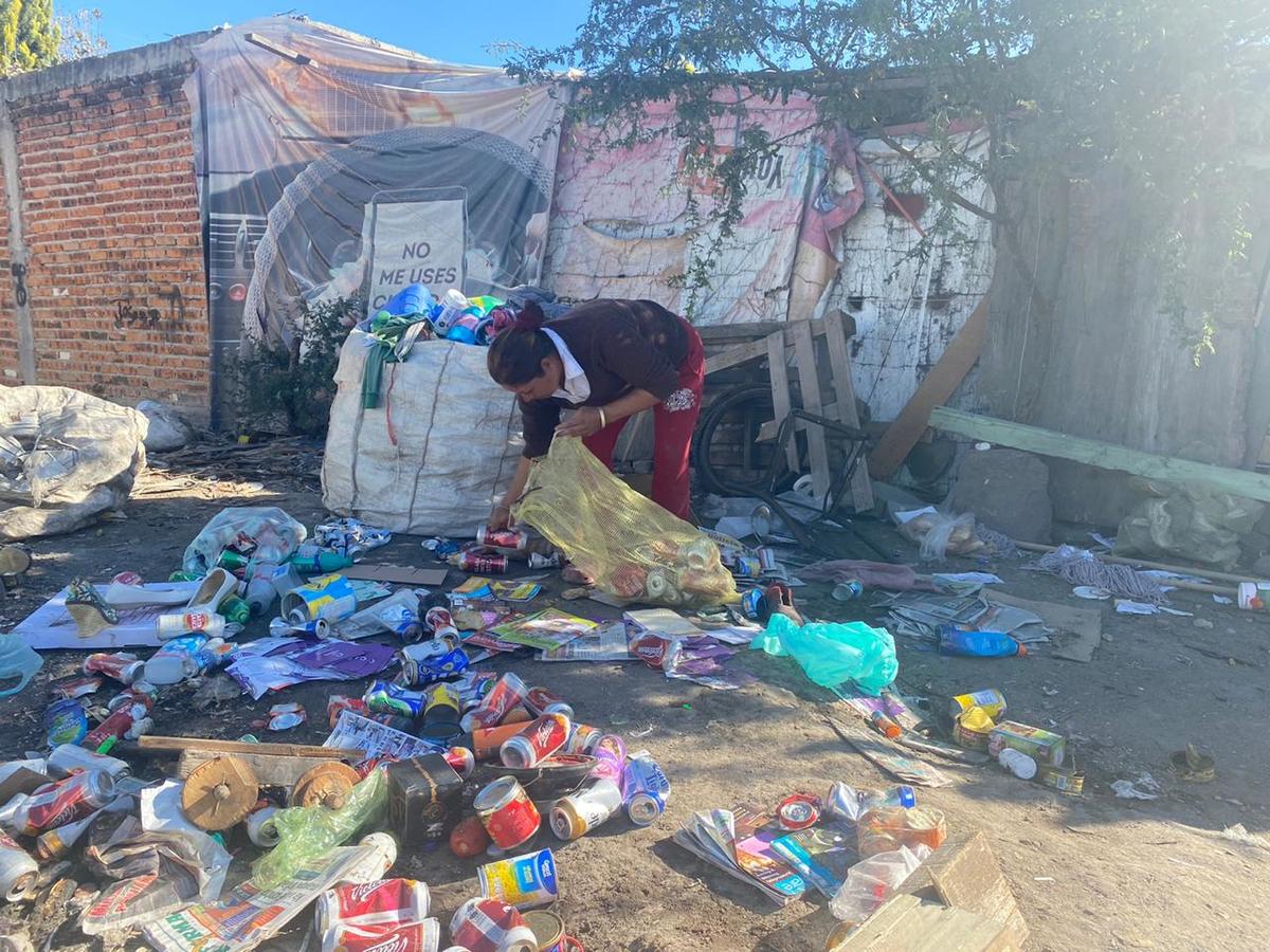Familia de San Juan de Abajo recolecta botellas para sobrevivir