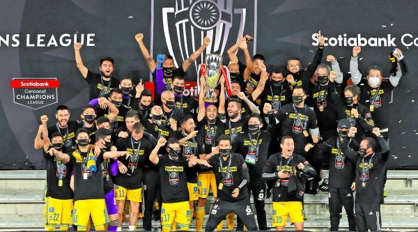 Guido levantó el trofeo y todos festejaron. Reuters