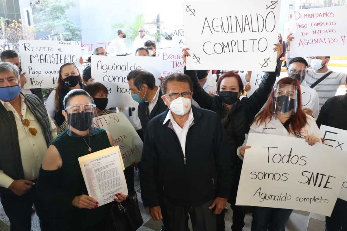 Maestros de Nuevo León buscan acuerdo con gobierno sobre pago de aguinaldos. Foto: Leonel Rocha.