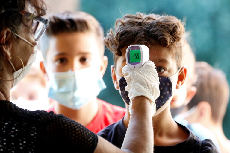 El monitoreo de temperatura comenzó a usarse como medida sanitaria desde el inicio de la pandemia. (Reuters)