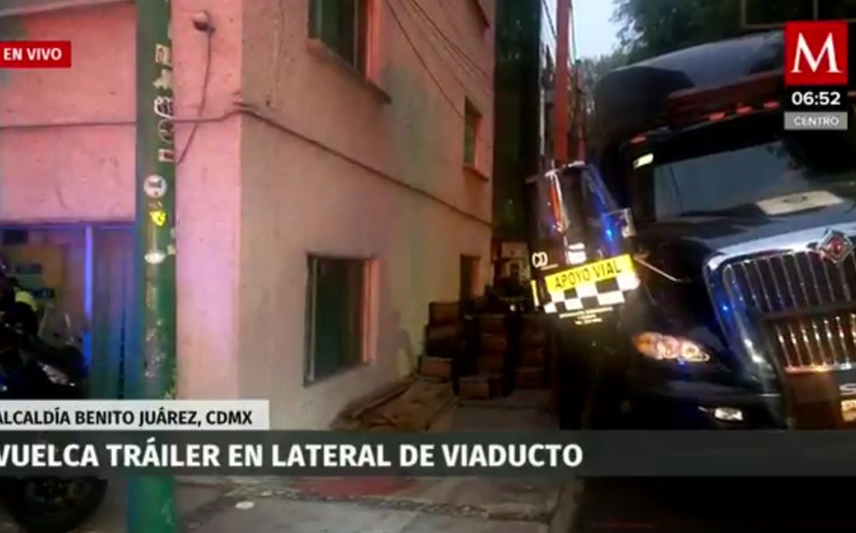 Volcadura de tráiler en lateral de viaducto, CdMx