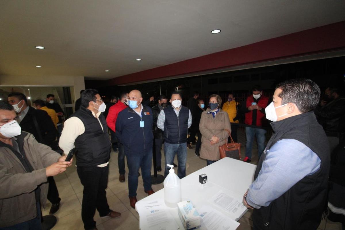 A la medianoche recibieron la solicitud de registro.