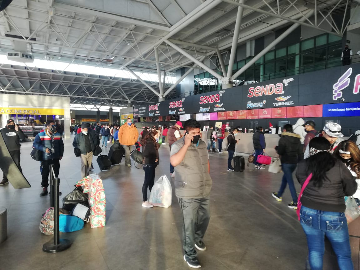 Abarrotan Central de Autobuses Monterrey por Nochebuena. Foto: Sandra González.