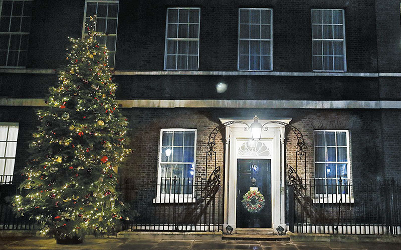 Un árbol de Navidad en Downing Street, residencia oficial del primer ministro británico, mientras se esperan noticias. (Kirsty Wigglesworth/AP)