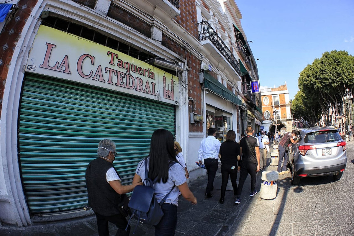 Comercios permanecen con letreros de cerrado por disposición oficial. (Andrés Lobato)