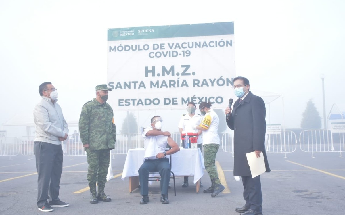 Daniel Díaz, jefe de Asistencia Interna del Hospital Militar de zona en Toluca, el tercero en recibir la vacuna. (Twitter)