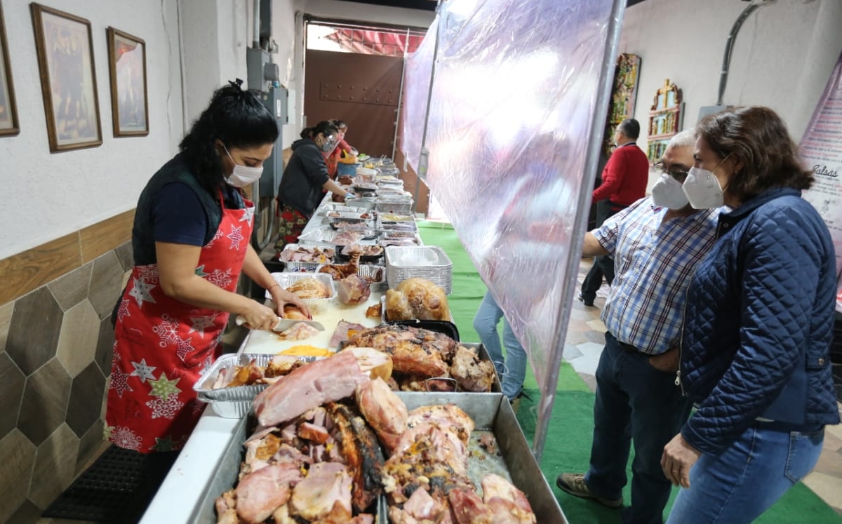 Doña Rosa vende cenas de Navidad desde hacer varios años. (Javier Ríos)