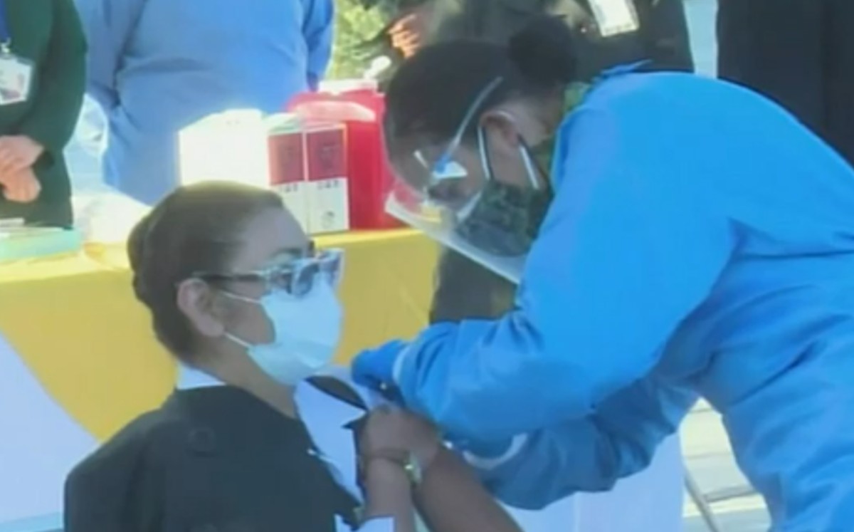 Ella es la primera enfermera en recibir la vacuna contra el covid-19 en Querétaro. (Captura)