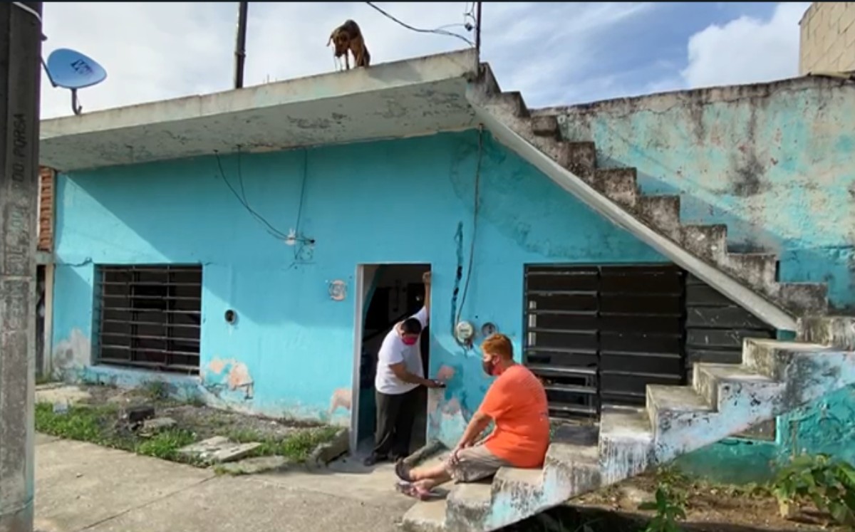 La familia trabaja para limpiar su hogar, afectado por las inundaciones. (Manuel López)
