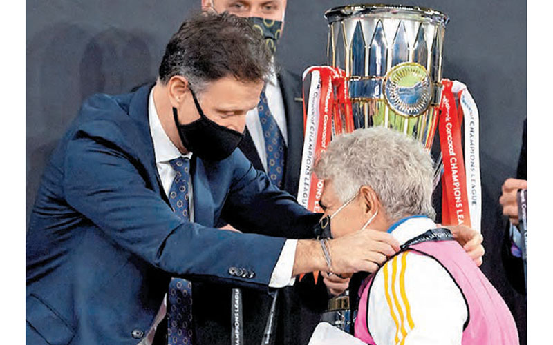 Ferretti recibe su medalla de campeón de la Concacaf. (Mexsport)