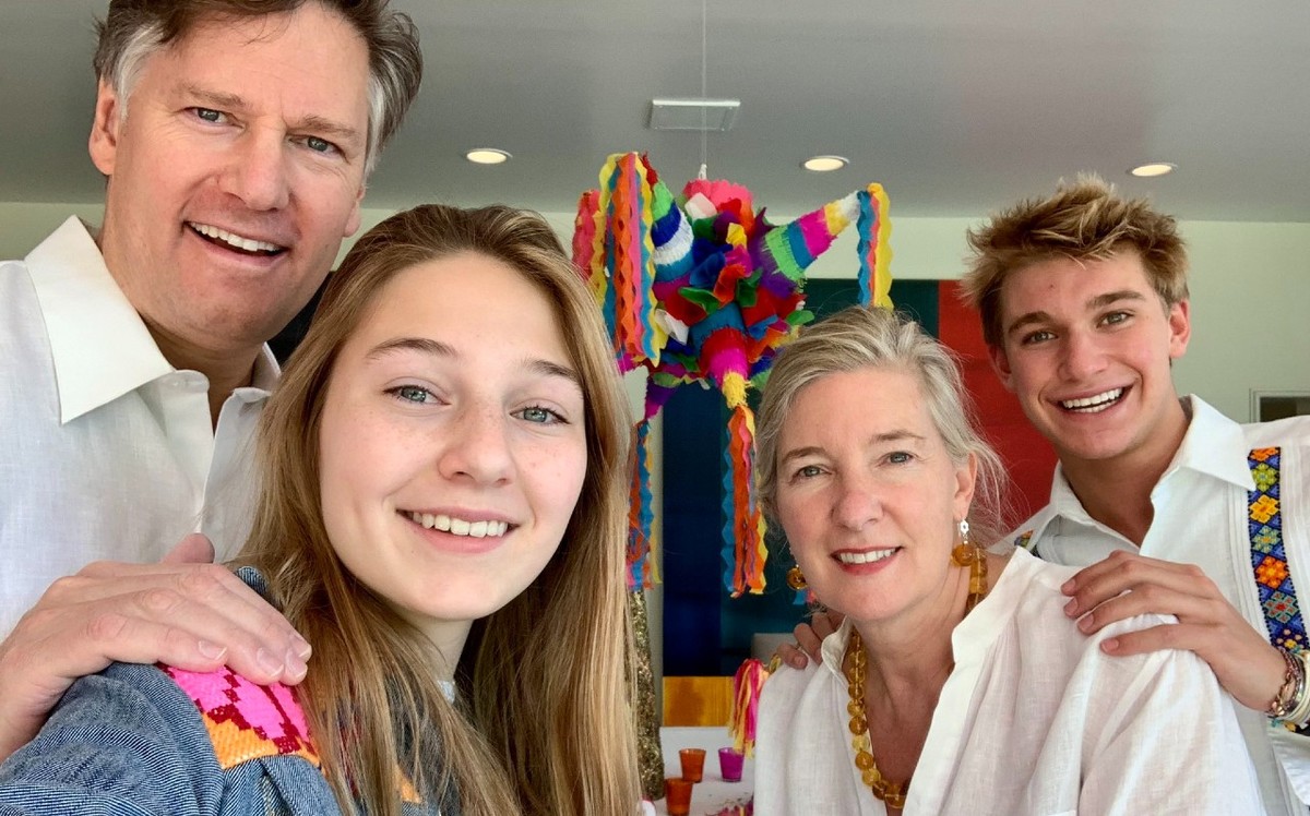 ​En una foto, Landau presumió que él, su familia usan prendas y accesorios mexicanos. (Twitter)
