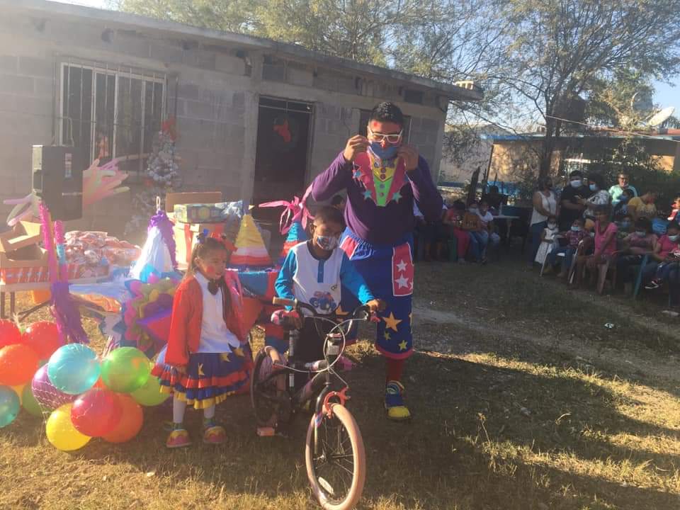 Hacen posada a niño de escasos recursos que se hizo viral