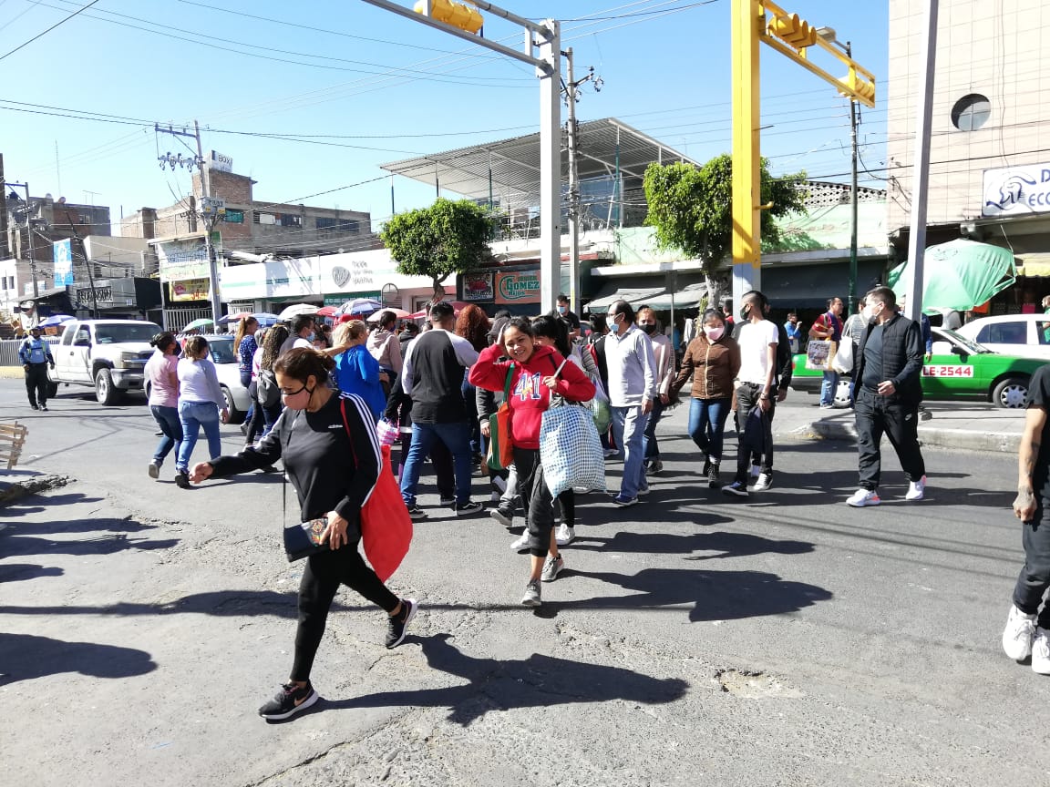 En León, personas salen a realizar compras de última hora y aglomeran plazas y mercados. Foto: Dany Béjar.
