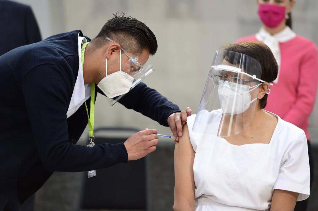 María Irene Ramírez, Jefa de Enfermería, primera persona en México en recibir la vacuna contra coronavirus. (Tomada de @marthadelgado)