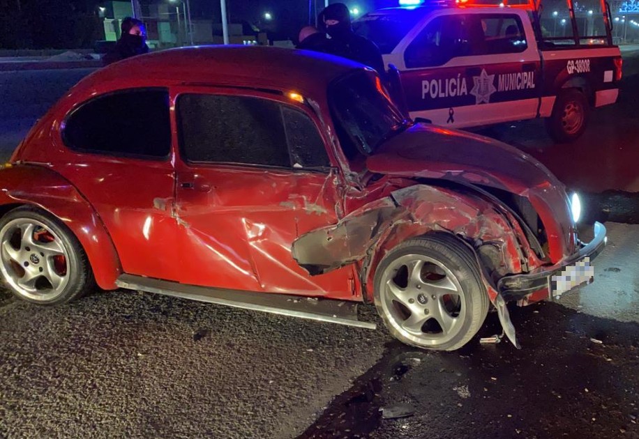 Al parecer el conductor del auto compacto dormitó en el camino. (Notivox Digital)