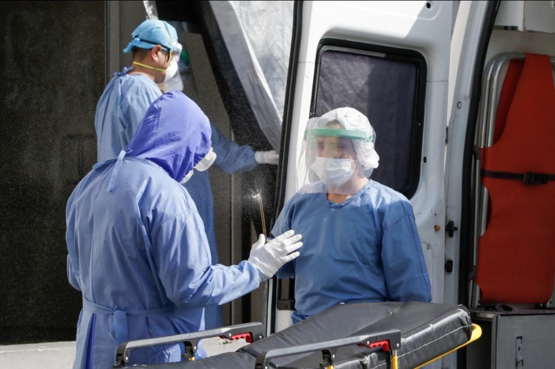 Personal médico desinfecta su equipo. (Agencia Enfoque)